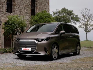 2026 Mercedes-Benz VLE 400 4MATIC Long, чёрный, 23790000 рублей, вид 1