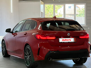 2023 BMW 1 серии 118i III (F40), красный, 2385000 рублей, вид 4