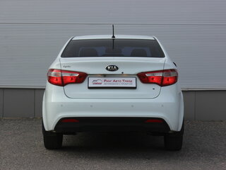 2013 Kia Rio 4-speed III, белый, 799000 рублей, вид 4