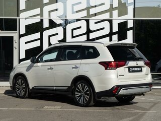 2018 Mitsubishi Outlander III Рестайлинг 3, белый, 2049000 рублей, вид 2