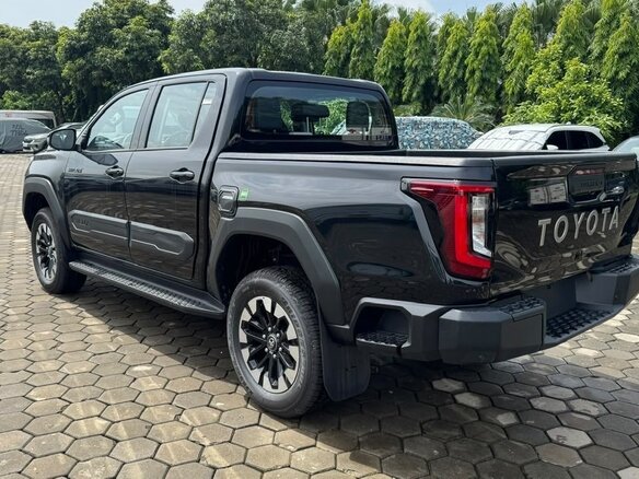 2026 Toyota Hilux IX, чёрный, 7000000 рублей - вид 2