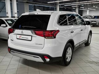 2019 Mitsubishi Outlander III Рестайлинг 3, белый, 1799000 рублей, вид 3