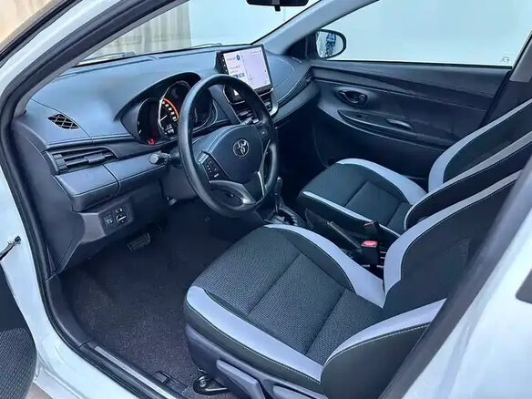 2023 Toyota Yaris L XP150 Рестайлинг, белый, 846000 рублей - вид 6