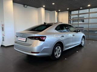 2021 Skoda Octavia IV (A8), серебристый, 2090000 рублей, вид 3