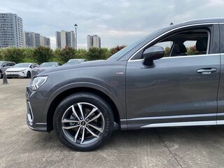 2022 Audi Q3 35 TFSI II (F3), серый, 1700000 рублей, вид 3
