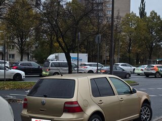 2001 Volkswagen Golf IV, золотистый, 325000 рублей, вид 1