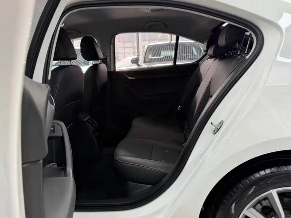 2021 Skoda Octavia III (A7) Рестайлинг, белый, 1600000 рублей - вид 9