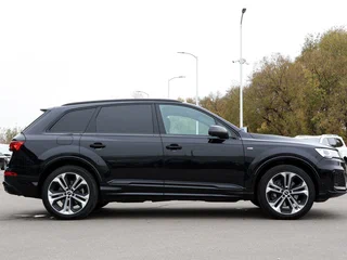 2021 Audi Q7 55 TFSI II (4M) Рестайлинг, чёрный, 6880500 рублей, вид 4