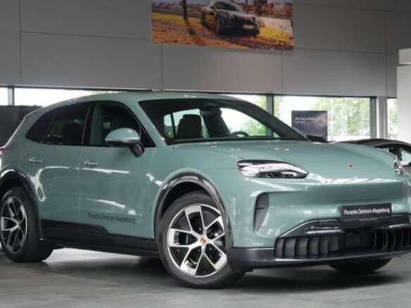 2026 Porsche Cayenne Electric IV, зелёный, 19990660 рублей - вид 2