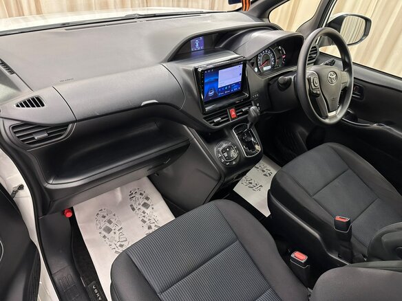 2018 Toyota Voxy III (R80) Рестайлинг, белый, 2199999 рублей - вид 13
