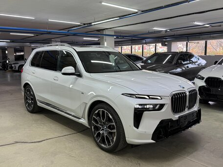 2023 BMW X7 40i I (G07) Рестайлинг, белый, 15490000 рублей, вид 4