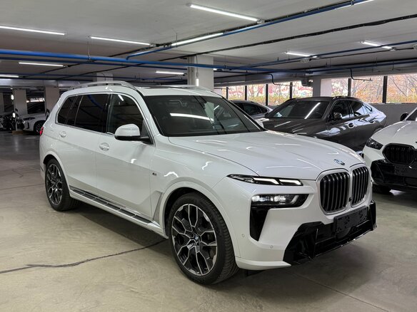 2023 BMW X7 40i I (G07) Рестайлинг, белый, 15490000 рублей - вид 3