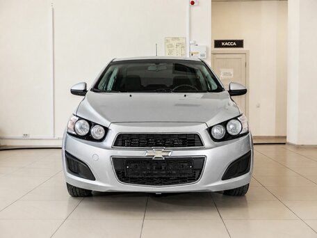 2015 Chevrolet Aveo II, серебристый, 700000 рублей, вид 2
