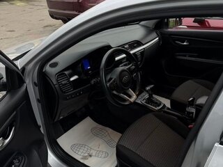 2020 Kia Rio X IV Рестайлинг, серебристый, 1350000 рублей, вид 4