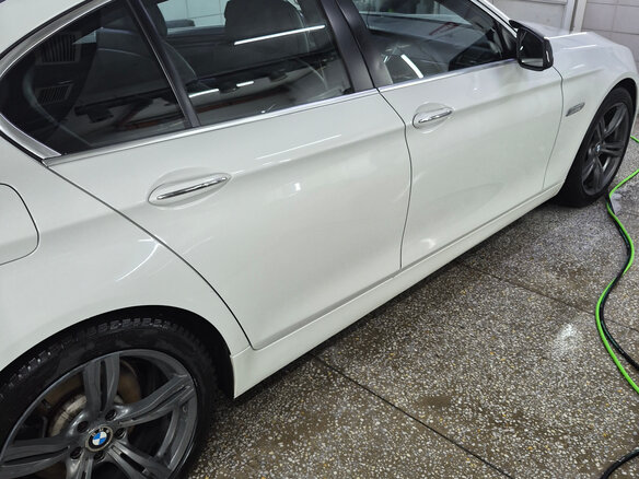 2011 BMW 5 серии 523i VI (F10/F11/F07), белый, 1900000 рублей - вид 1