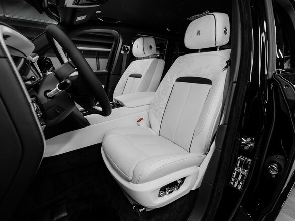 2026 Rolls-Royce Cullinan Black Badge I Рестайлинг (Series II), чёрный, 70000000 рублей - вид 11