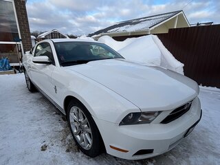 2009 Ford Mustang V Рестайлинг, белый, 2000000 рублей, вид 1