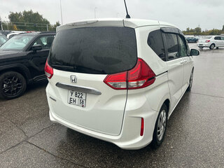 2017 Honda Freed II, белый, 1496000 рублей, вид 3