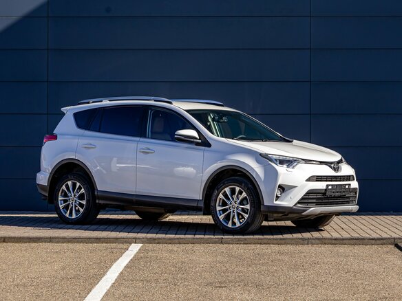 2017 Toyota RAV4 IV (XA40) Рестайлинг, белый, 1995000 рублей - вид 2