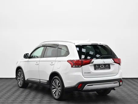2020 Mitsubishi Outlander III Рестайлинг 3, белый, 1905000 рублей, вид 4