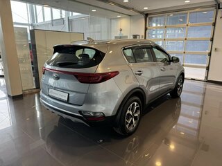 2020 Kia Sportage IV Рестайлинг, серебристый, 2539000 рублей, вид 4