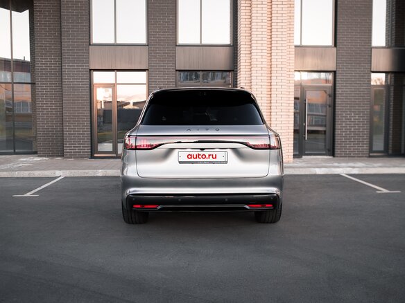 2025 Aito M8 53.4 kWh I, серебристый, 8000000 рублей - вид 11