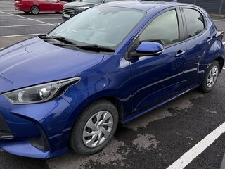 2021 Toyota Yaris IV, синий, 1110000 рублей, вид 1