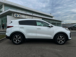 2019 Kia Sportage IV Рестайлинг, белый, 2164000 рублей, вид 4