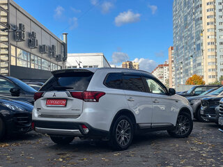 2015 Mitsubishi Outlander III Рестайлинг 2, белый, 1699000 рублей, вид 4