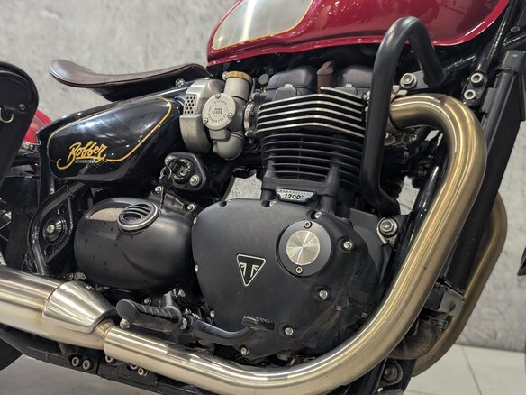 2022 Triumph Bonneville Bobber, красный, 1490000 рублей - вид 4