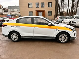 2020 Kia Rio IV Рестайлинг, белый, 1400000 рублей, вид 2