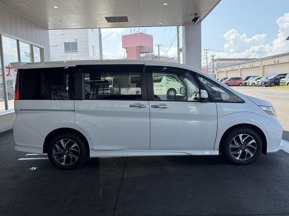 2017 Honda Stepwgn Spada V Рестайлинг, белый, 1510000 рублей - вид 7