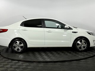 2013 Kia Rio 5-speed III, белый, 950000 рублей, вид 5