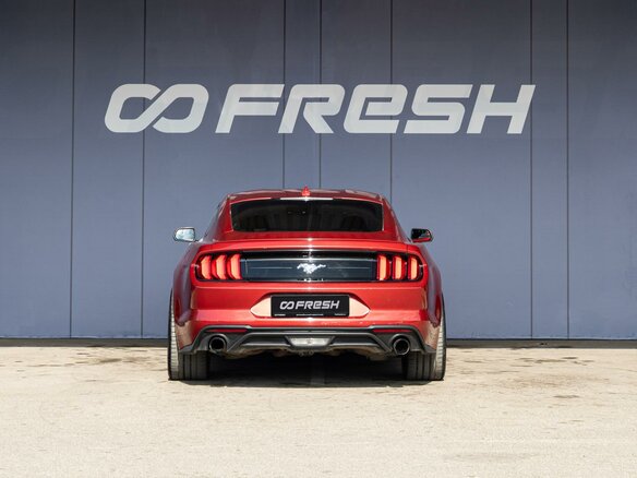 2020 Ford Mustang VI Рестайлинг, красный, 3490000 рублей - вид 3