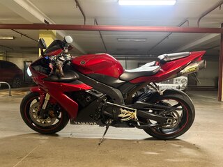 2005 Yamaha YZF-R1, красный, 600000 рублей, вид 2