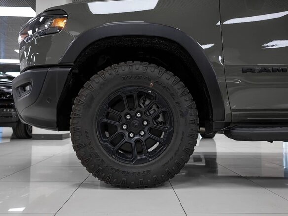 2025 Ram 1500 Crew Cab V Рестайлинг, зелёный, 8490000 рублей - вид 3