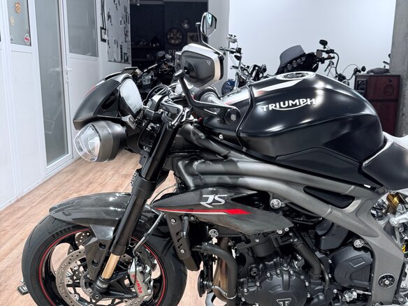 2018 Triumph Speed Triple, чёрный, 999000 рублей - вид 9