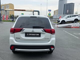 2015 Mitsubishi Outlander III Рестайлинг, белый, 1410000 рублей, вид 5