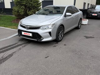 2015 Toyota Camry VII (XV50) Рестайлинг, серебристый, 1690000 рублей, вид 1