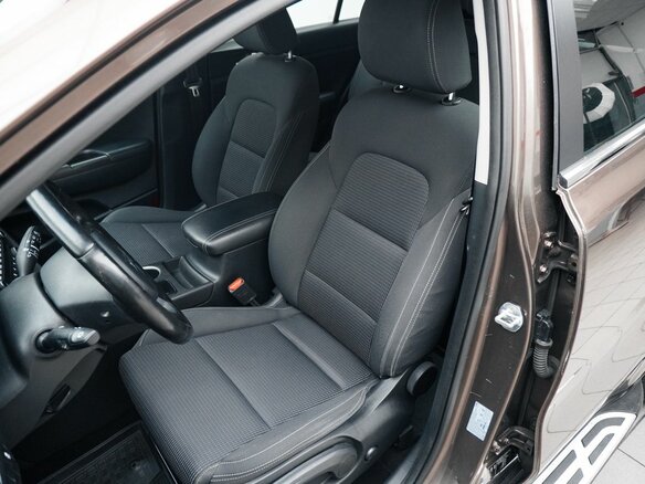2018 Kia Sportage IV Рестайлинг, коричневый, 2179000 рублей - вид 8
