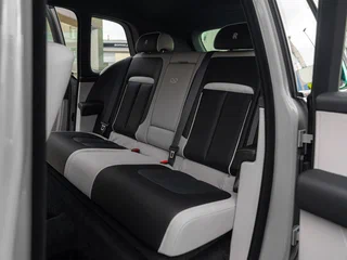 2026 Rolls-Royce Cullinan Black Badge I Рестайлинг (Series II), серый, 65900000 рублей, вид 3