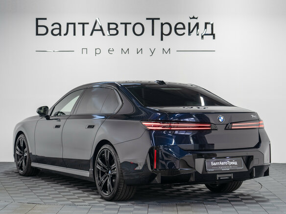 2026 BMW 7 серии 740 xDrive VII (G70) Рестайлинг, синий, 24690000 рублей - вид 9