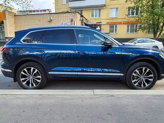 2018 Volkswagen Touareg III, синий, 3797000 рублей, вид 4