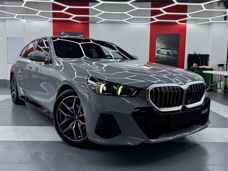 2025 BMW 5 серии 523d xDrive VIII (G60/G61/G68), серый, 8950000 рублей, вид 3