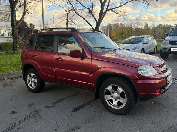 2011 Chevrolet Niva I Рестайлинг, красный - вид 2