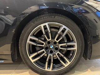 2024 BMW 5 серии 520d VIII (G60/G61/G68), чёрный, 7340000 рублей, вид 5