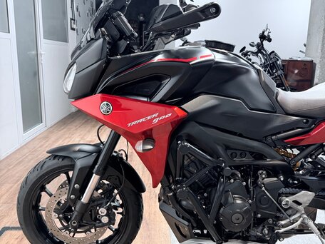 2020 Yamaha MT-09 Tracer (FJ-09), красный, 999000 рублей, вид 3
