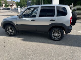2013 Chevrolet Niva I Рестайлинг, серебристый, 645000 рублей, вид 2