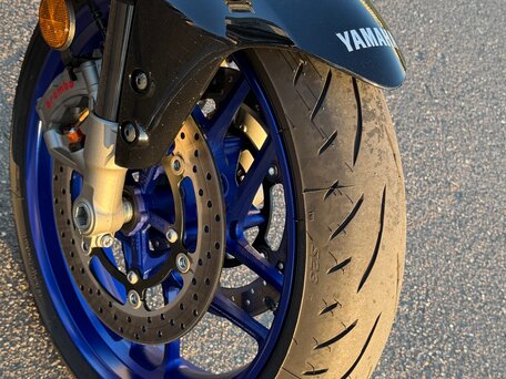 2026 Yamaha MT-09 (FZ-09), серебристый, 1490000 рублей, вид 2
