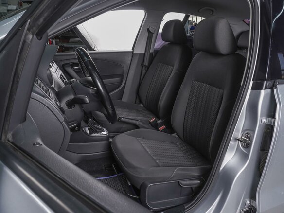 2017 Volkswagen Polo V Рестайлинг, серебристый, 810000 рублей - вид 9